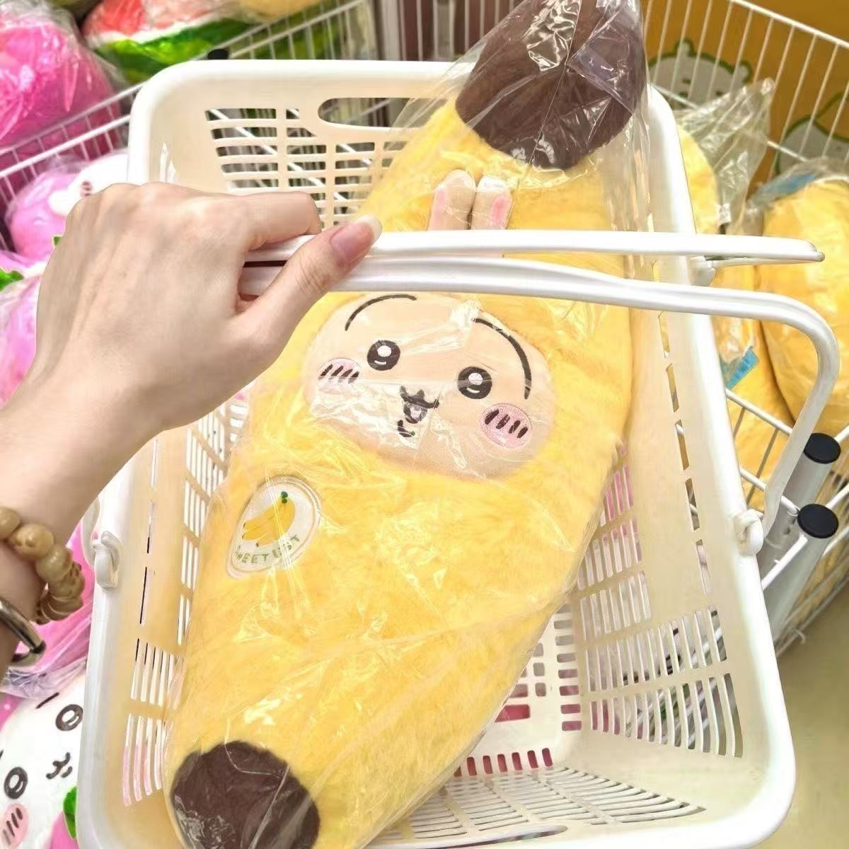 人気の「ちいかわ」フルーツバナナ柄のクッション、うさぎのぬい - Throw Pillow のレビューと価格