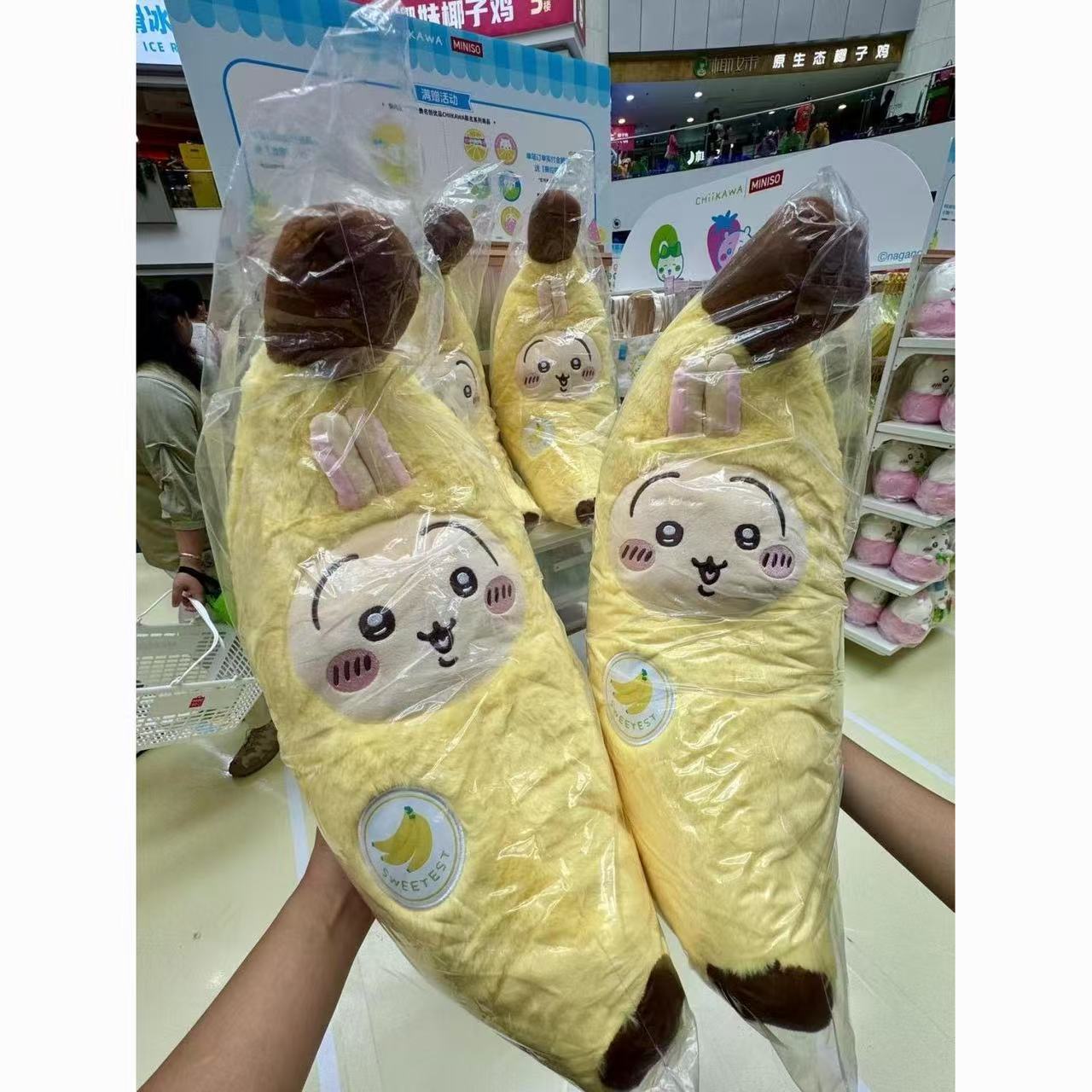 人気の「ちいかわ」フルーツバナナ柄のクッション、うさぎのぬい - Throw Pillow のレビューと価格